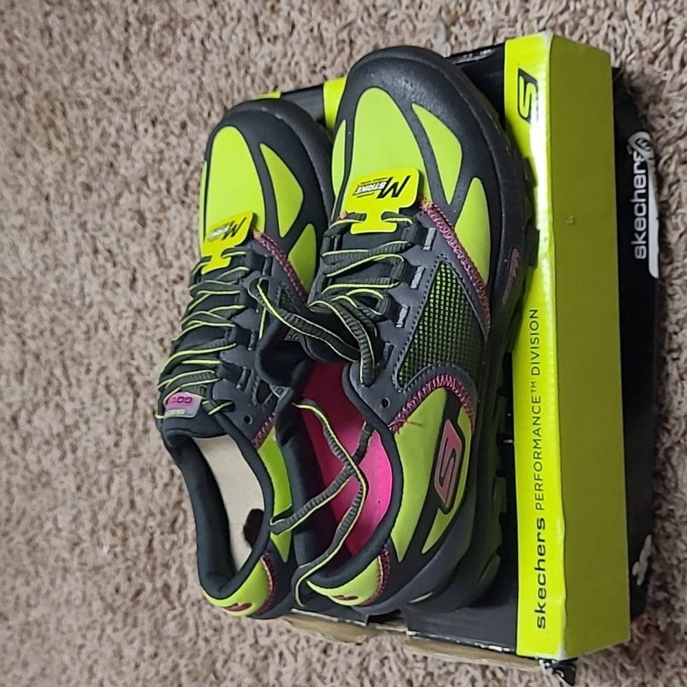 SKECHERS brand new sneakers,woman,size 6 USA